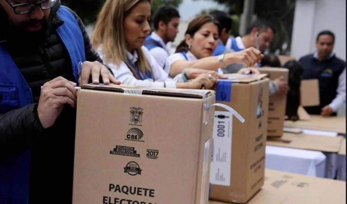 Autoridades electorales revisan actas con inconsistencias en Ecuador
