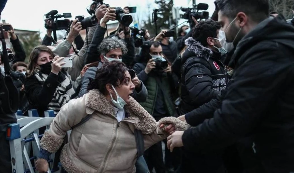 Más de un centanar de estudiantes detenidos en Estambul por fuertes protestas Más de un centanar de estudiantes detenidos en Estambul por fuertes protestas