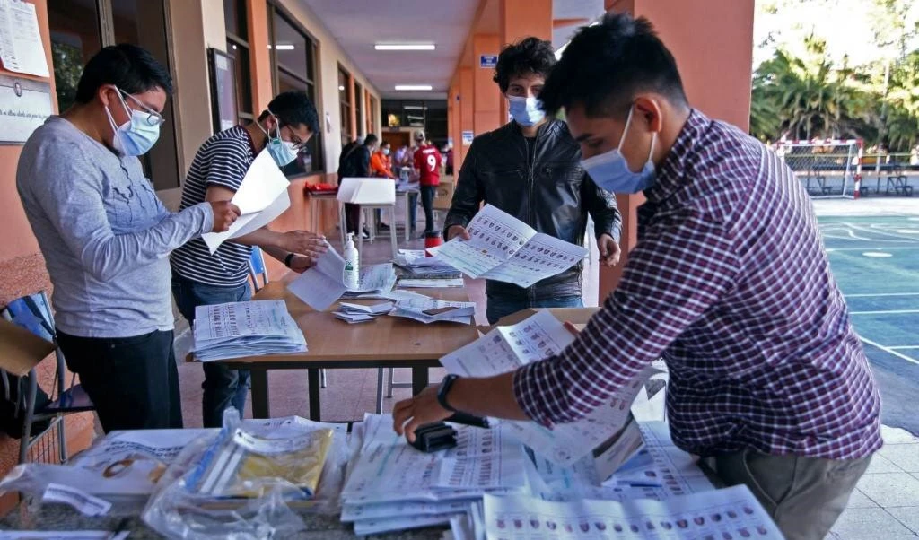 Elecciones en Ecuador: cierran los recintos electorales con ciudadanos aún en la fila (Foto: AFP) Elecciones en Ecuador: cierran los recintos electorales con ciudadanos aún en la fila (Foto: AFP)