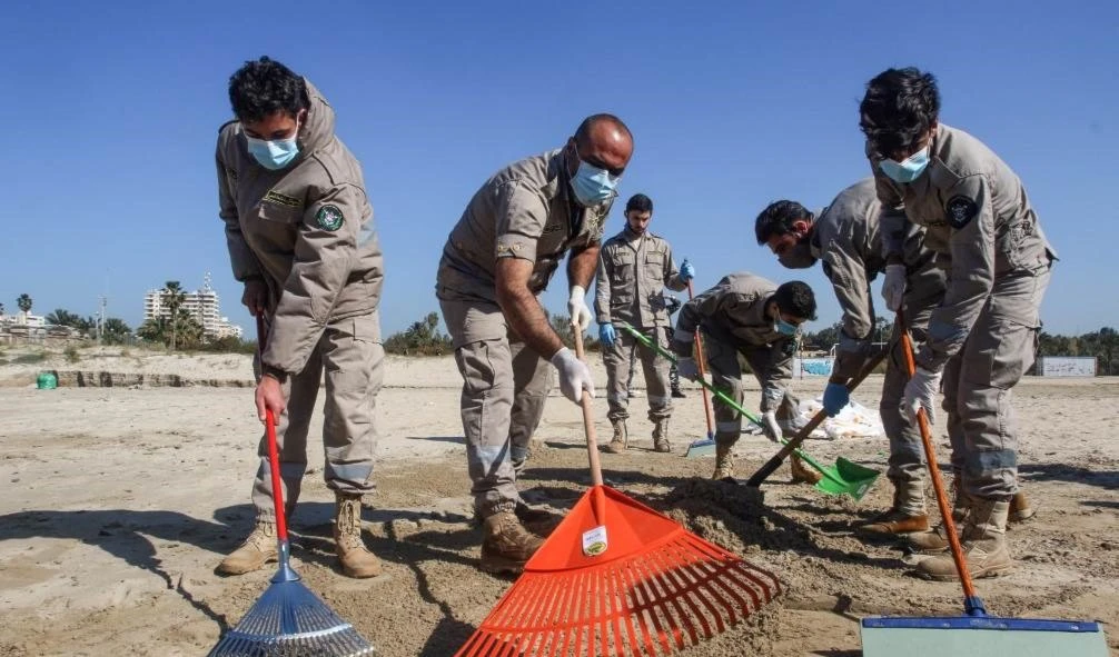 Contingente de voluntarios que limpian las playas cercanas a la sureña ciudad libanesa de Tiro. Contingente de voluntarios que limpian las playas cercanas a la sureña ciudad libanesa de Tiro.