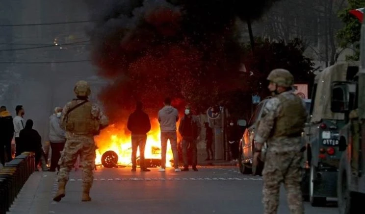 Ejército libanés reabre carreteras cerradas.
