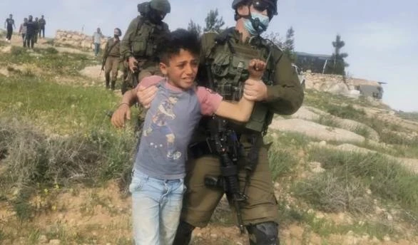 Fuerzas de ocupación israelíes secuestran a cinco niños palestinos.