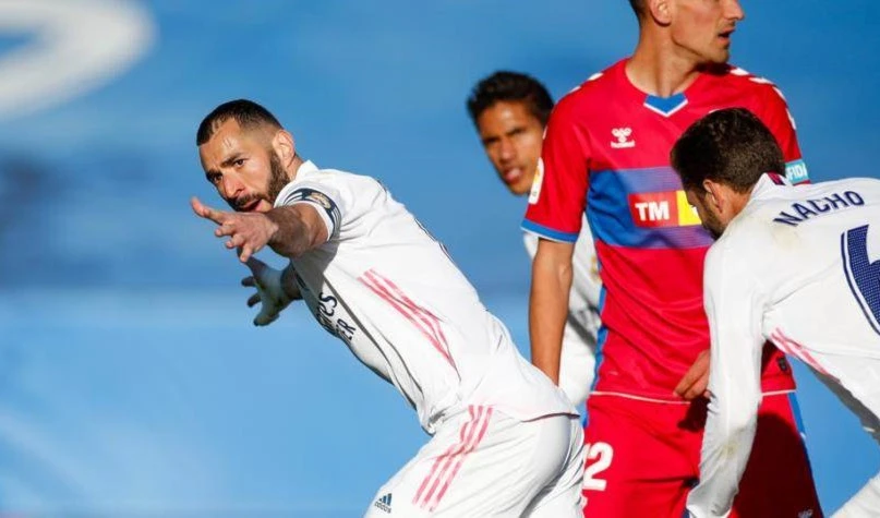 Benzema salva al Real Madrid en fútbol de España
