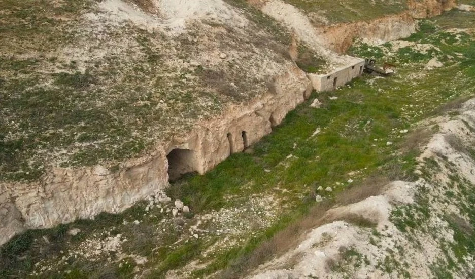 Defensa ruso anuncia destrucción de cuevas de terroristas  en Idlib, Siria