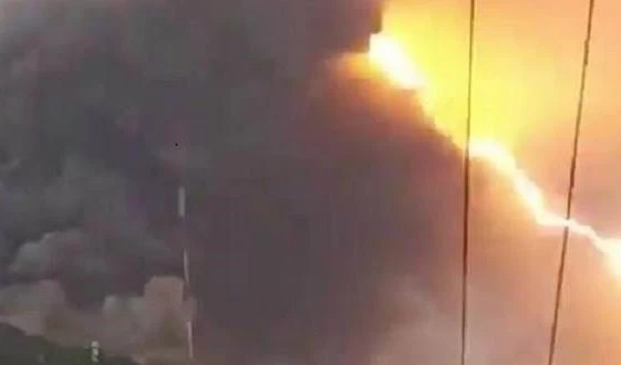 Un rayo cae sobre volcán en plena actividad y se vuelve viral en internet