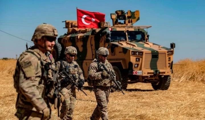 Turquía establece nuevos puntos militares al norte de Siria.