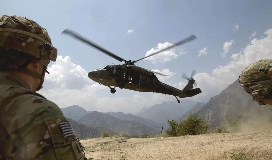 Militares estadounidenses trasladan a prisioneros de Daesh a su base en noreste de Siria.