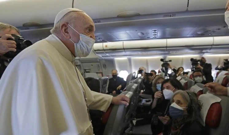 El Papa Francisco conversa con los periodistas en el avion dirigiéndose a Bagdad