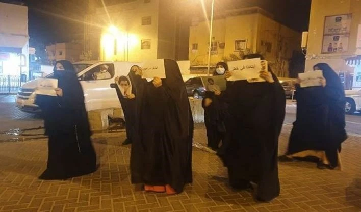 Policía bahreiní dispersa manifestación de mujeres de las familias de detenidos políticos.