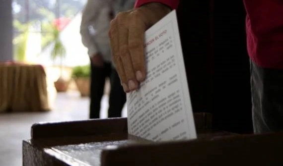 Raúl fue el primero en votar por el nuevo Comité Central Raúl fue el primero en votar por el nuevo Comité Central