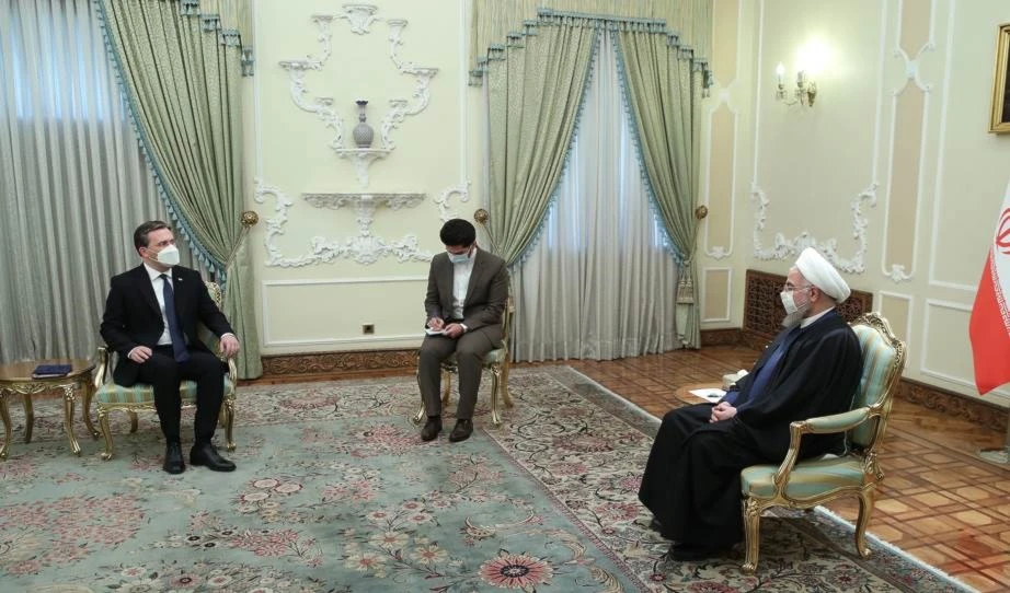 El presidente iraní, Hassan Rouhani, se reunió el domingo en Teherán con el ministro de Asuntos Exteriores de Serbia, Nikola Selakovic. El presidente iraní, Hassan Rouhani, se reunió el domingo en Teherán con el ministro de Asuntos Exteriores de Serbia, Nikola Selakovic.