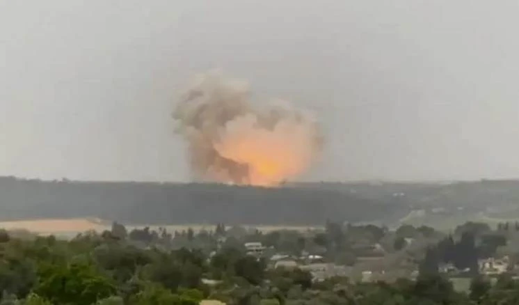 Gran explosión sacude fábrica de misiles israelíes cerca de Jerusalén.