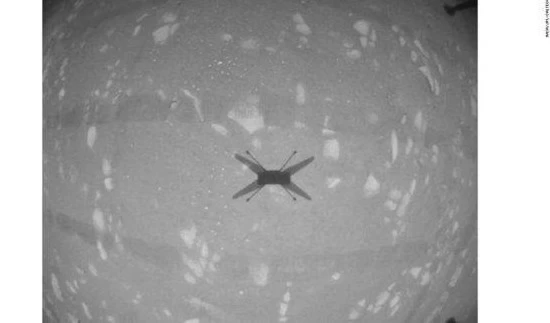 Imagen de la sombra del helicóptero en vuelo el domingo. Foto: CNN.