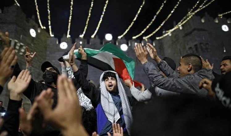 Los palestinos expresaron su alegría por obligar a la ocupación a retirar las barreras de hierro.