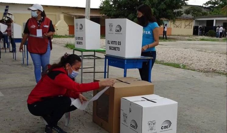 Ecuador prepara segunda ronda electoral en medio de rebrote de coronavirus.