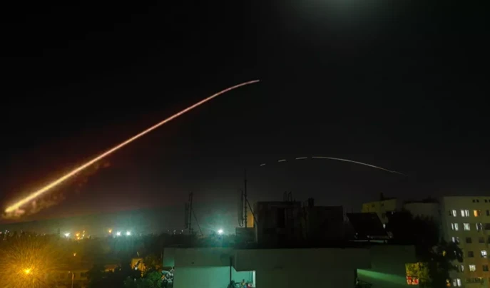 Defensa antiaérea siria repele agresión israelí en las afueras de Damasco.