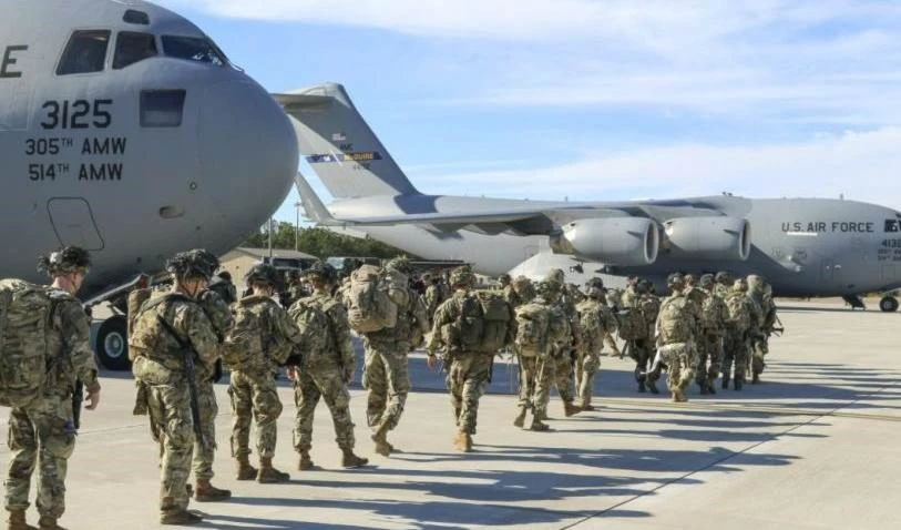 Biden aumenta presupuesto del Pentágono pese a la oposición de su partido.