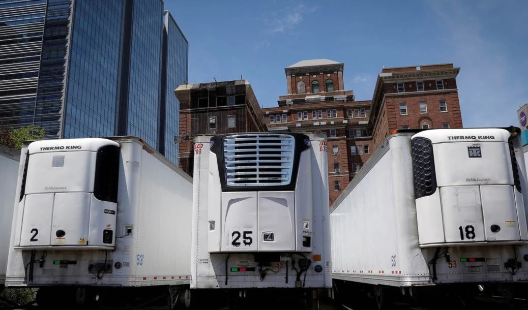 Cientos de cadáveres de víctimas de la Covid-19 siguen almacenados en camiones refrigerados en Nueva York.
