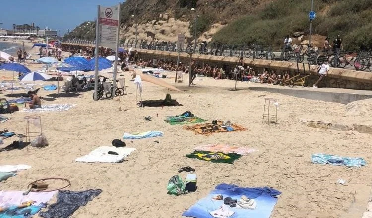 Colonos huyen de las playas de Tel Aviv.