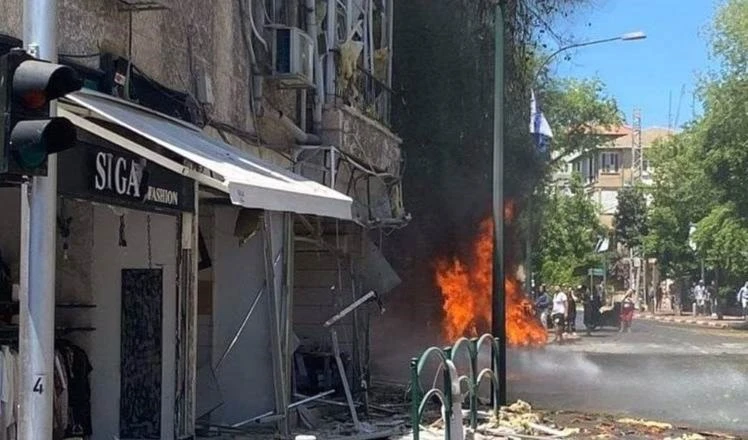Misiles de la Resistencia impactan Tel Aviv y causan grandes daños.