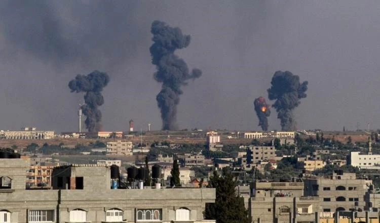 Piden a Arabia Saudita detener ataques a Yemen y redirigirlos hacia la entidad sionista. Piden a Arabia Saudita detener ataques a Yemen y redirigirlos hacia la entidad sionista.