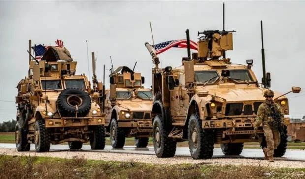 Fuerzas militares estadounidenses roban cosechas de trigo en la localidad siria de Hasakeh.