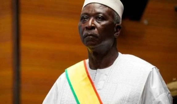 Líder militar de Mali despoja de sus funciones al presidente y primer ministro