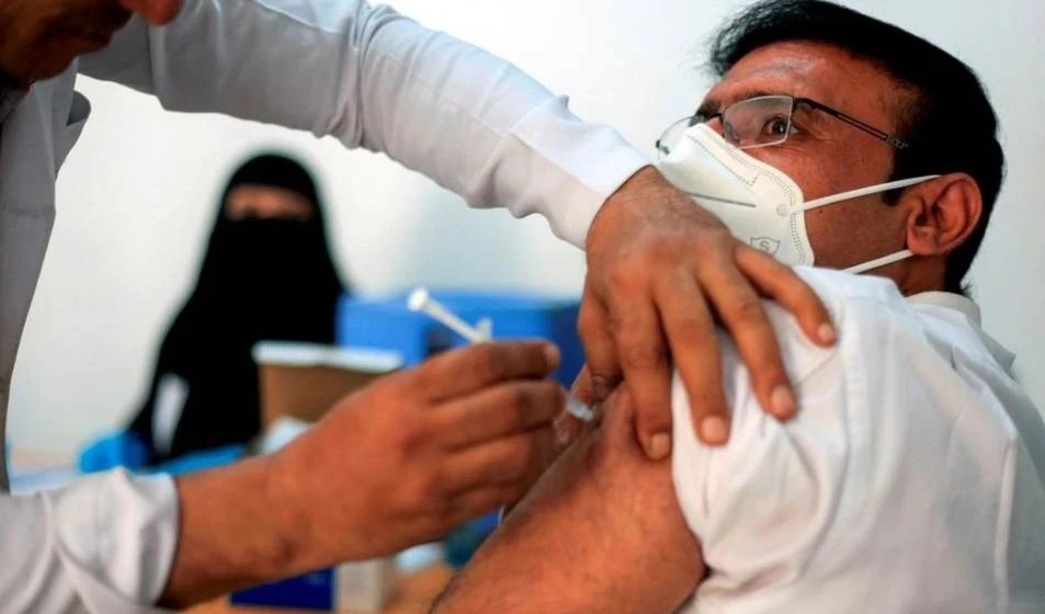 Guerra y dudas frenan vacunación contra la Covid-19 en Yemen.