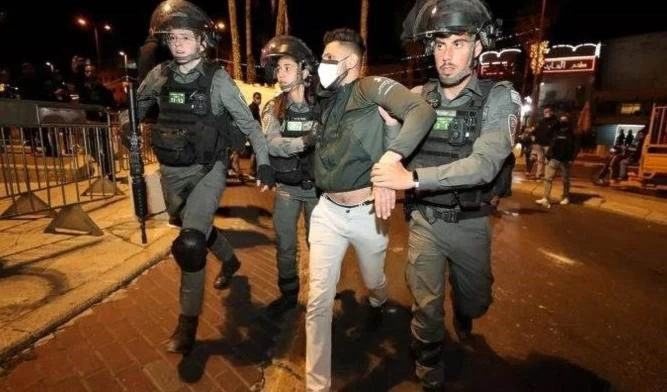 Fuerzas de ocupación agreden a manifestantes palestinos en Sheikh Jarrah.