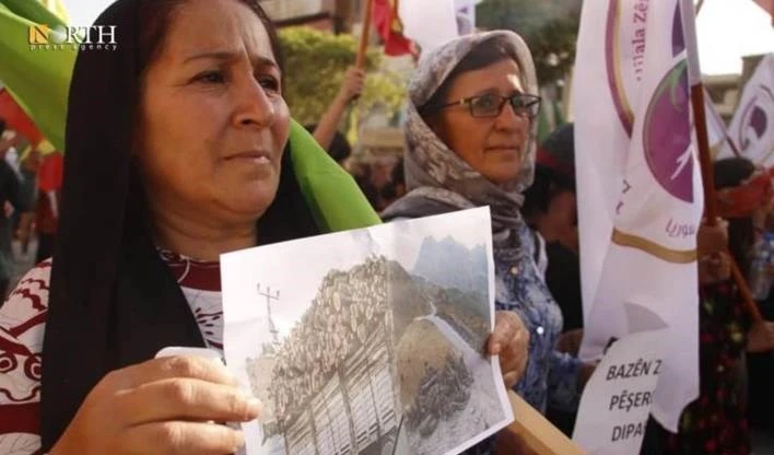 Residentes de Qamishli se manifiestan contra de bombardeos turcos en Siria e Iraq.