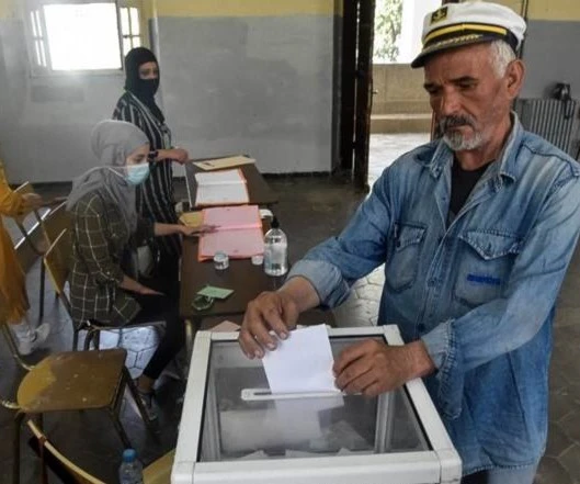 Argelia: cierran colegios electorales y comienza el conteo de votos.