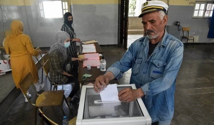 Argelia: cierran colegios electorales y comienza el conteo de votos.