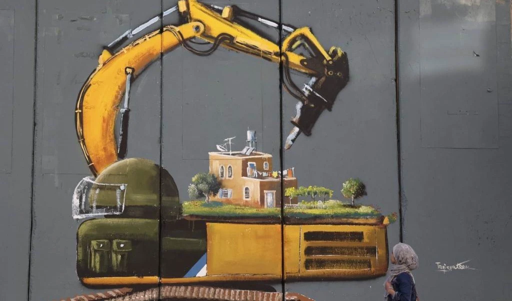 Mural de graffiti dibujado en el muro de apartheid israelí (Foto: AFP)