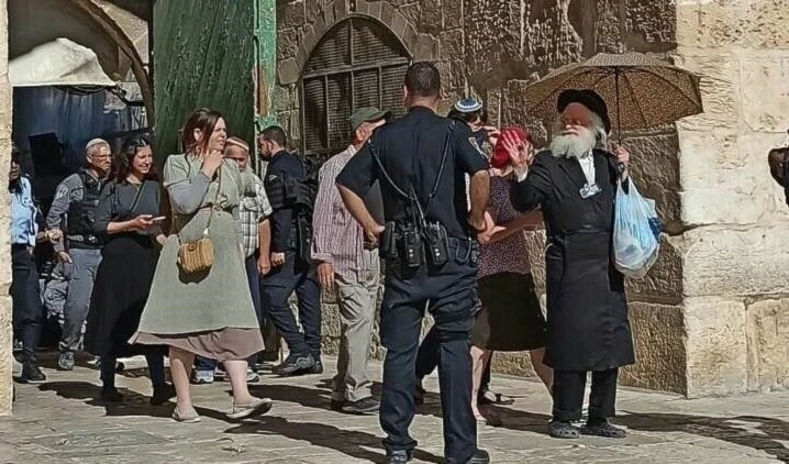 Colonos asaltan los patios de la mezquita de Al Aqsa.