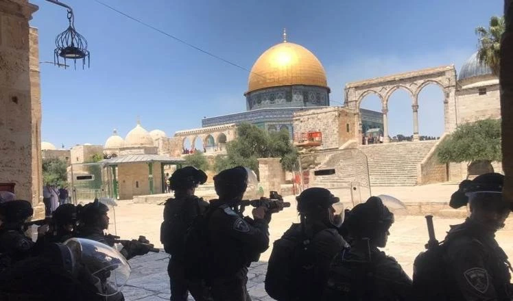 Enfrentamientos entre palestinos y policías israelíes en la mezquita de Al-Aqsa.