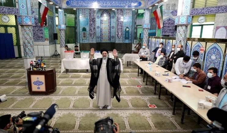 Candidatos presidenciales iraníes felicitan a Ebrahim Raisi por su victoria.