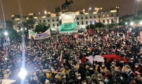 Peruanos manifiestan apoyan a Pedro Castillo
