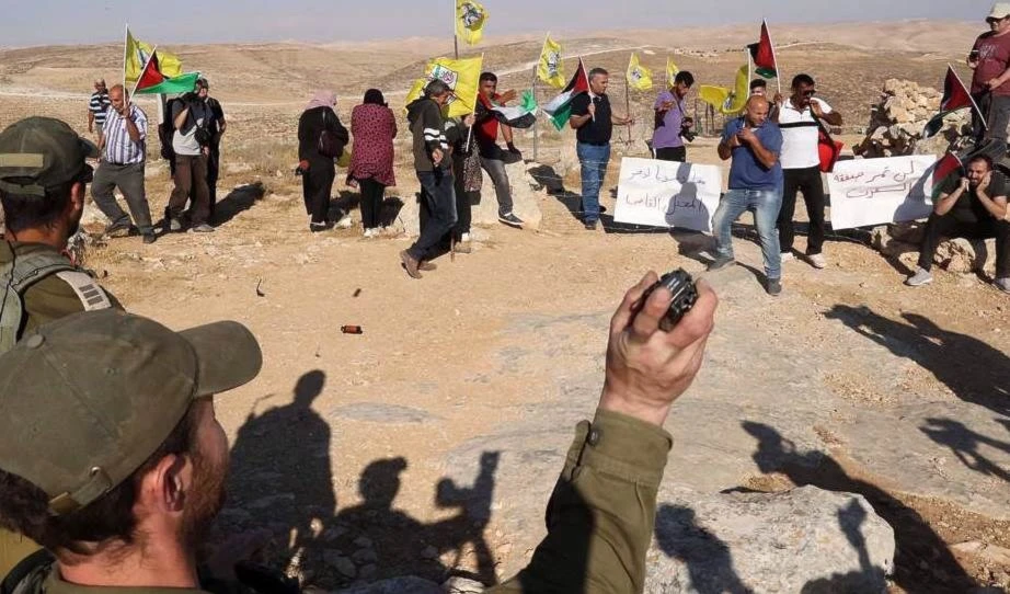 Colono israelí rocía con gas pimienta a jóvenes palestinos en Jerusalén ocupada.