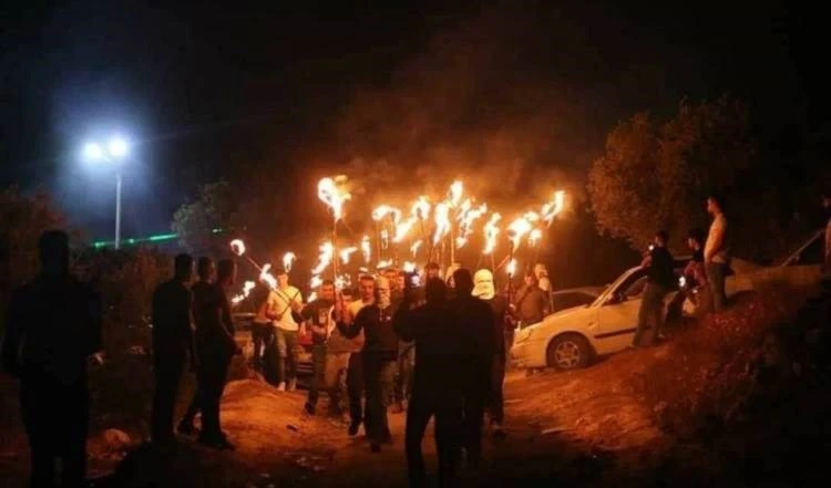Palestinos se enfrentan a los colonos en el barrio de Sheikh Jarrah.