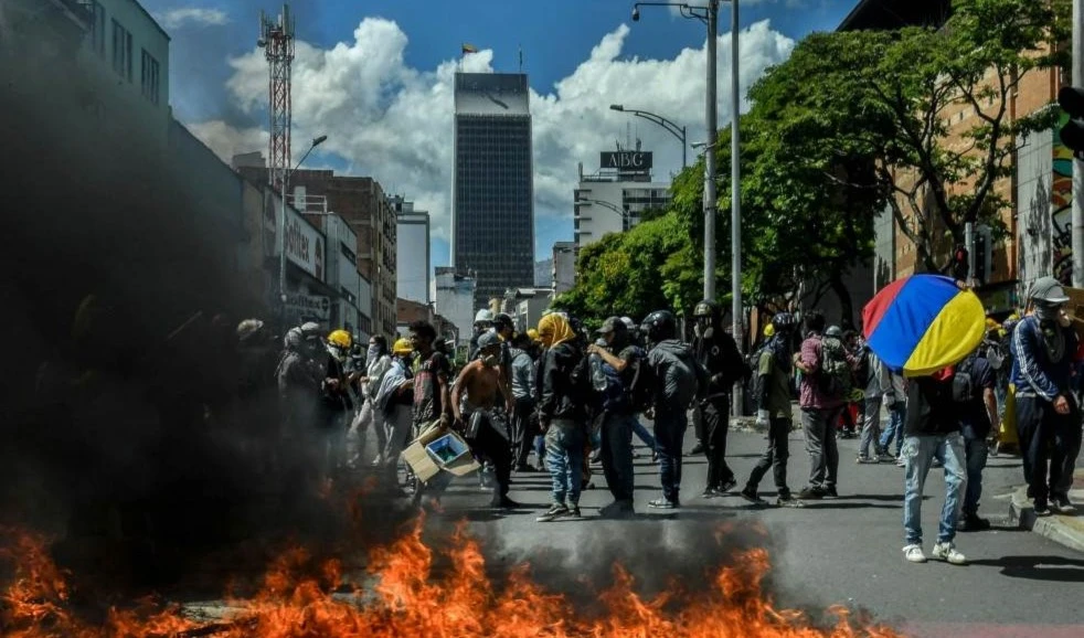 Denuncian represión contra manifestantes en Colombia. Foto: AFP