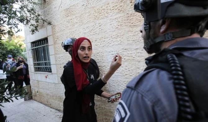 Detienen en las celdas de la ocupación israelí a Mona al-Kurd, la voz de Sheikh Jarrah.