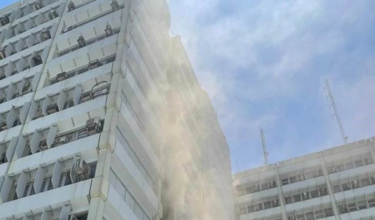 Iraq: equipos de Defensa Civil controlan incendio en hospital de Bagdad.