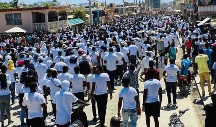 Miles de haitianos marcharon en homenaje a Jovenel Moise.