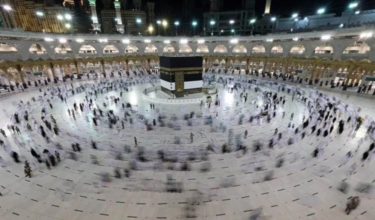 Peregrinos llegan al monte Arafat para realizar el principal ritual del Hajj.