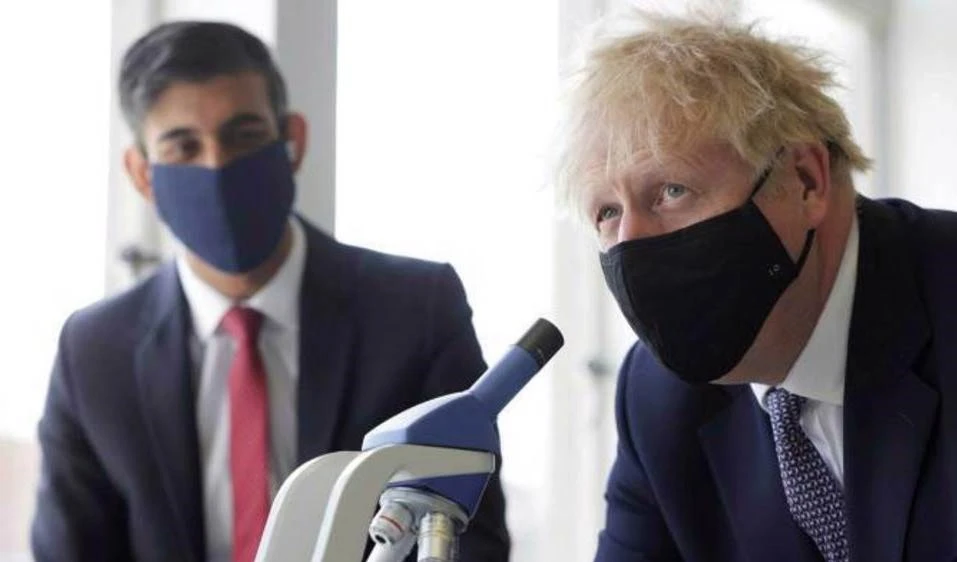 "Día de la Libertad" en Reino Unido se ve ensombrecido por el giro en el aislamiento de Johnson.