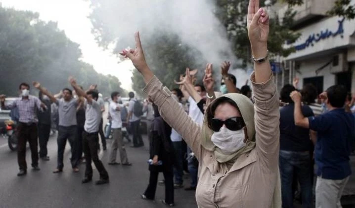 Muere policía iraní en manifestaciones por la crisis del agua.