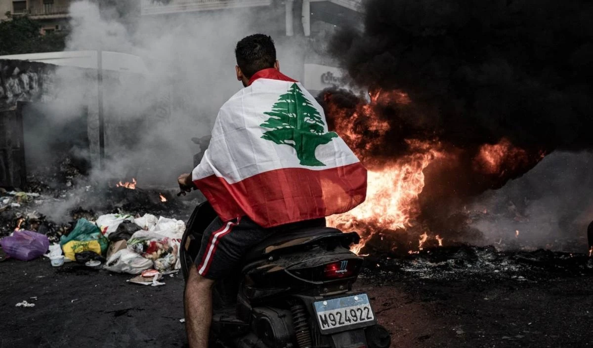Beirut amanece con restos de protestas callejeras.