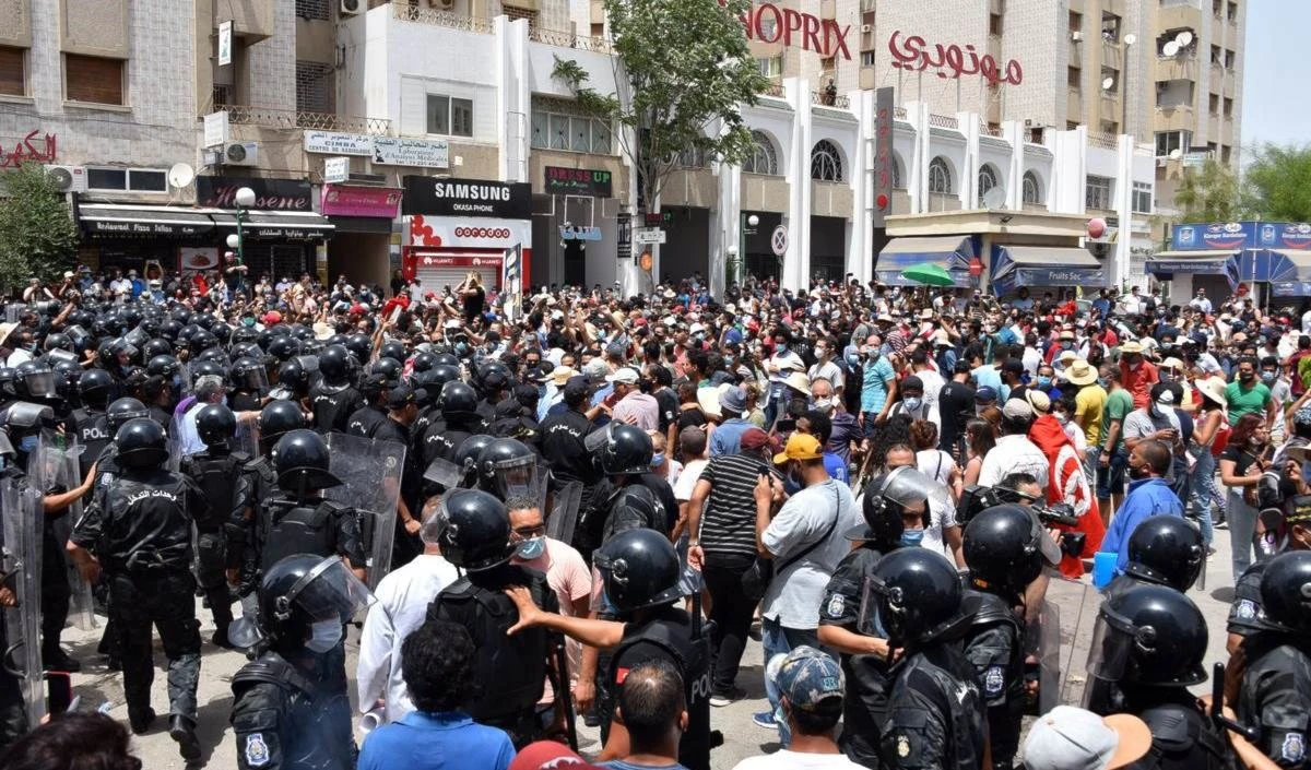Continúan las protestas frente al edificio del parlamento tunecino.