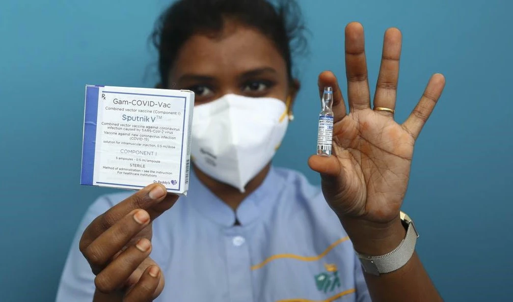 India produce el primer lote de prueba de la vacuna Sputnik V