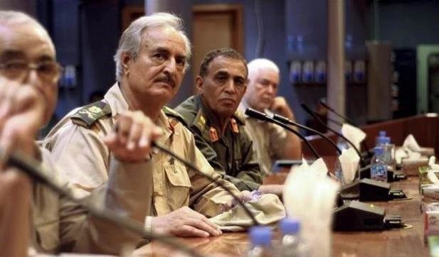 Libia: Khalifa Haftar da un giro en su apoyo al gobierno interino.
